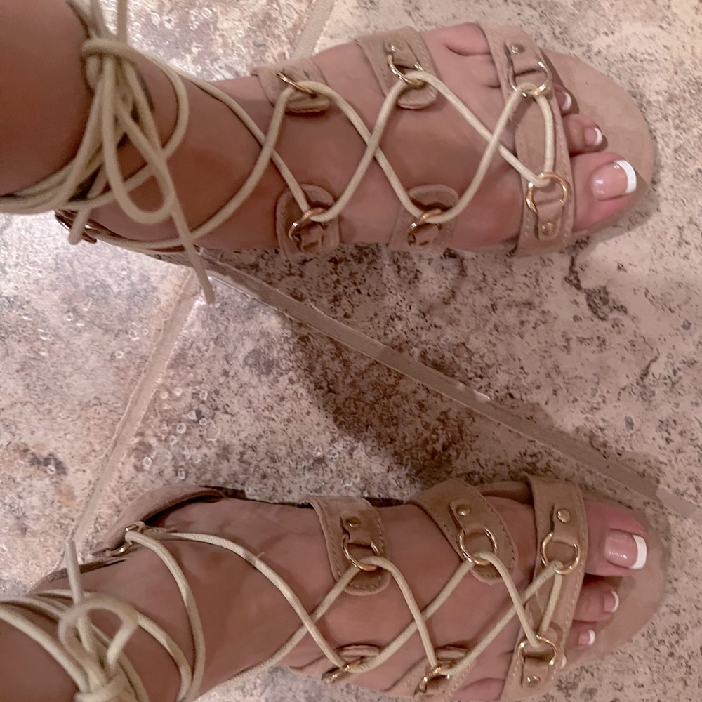 New comfortable , never worn except to take pics in. ***Adjustable for wide feet
